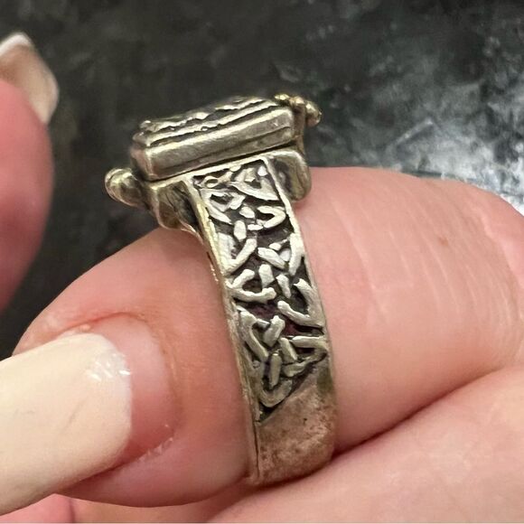 Rare Borgia ring with top square locket or secret compartment size 6.5 - Picture 5 of 9